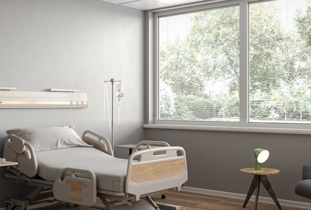 habitación hospital con persianas integradas en cristal