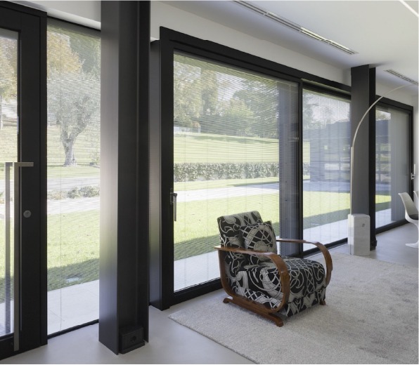 Gran cristalera con sistemas de persianas motorizados