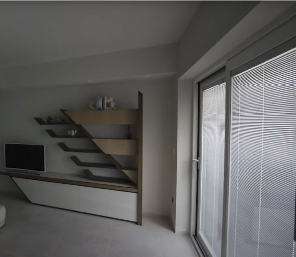 Puerta de terraza en salón con sistemas de persianas motorizados