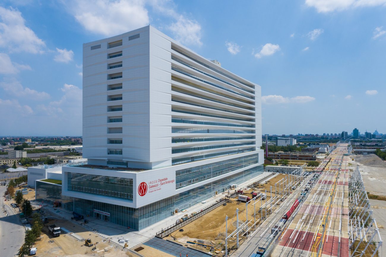 Gran edificio en construcción con ventanas que incluyen sistemas de persianas motorizados