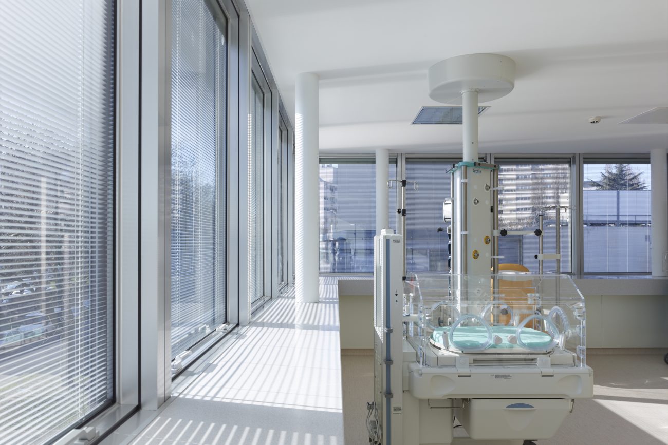 Sala de hospital con varias ventanas que incluyen sistemas de persianas motorizados