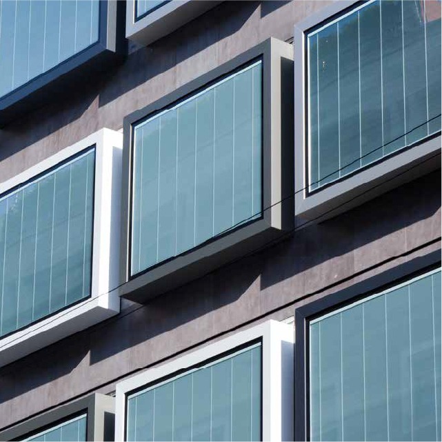 Vista de una fachada llena de ventanas con persianas venecianas integradas