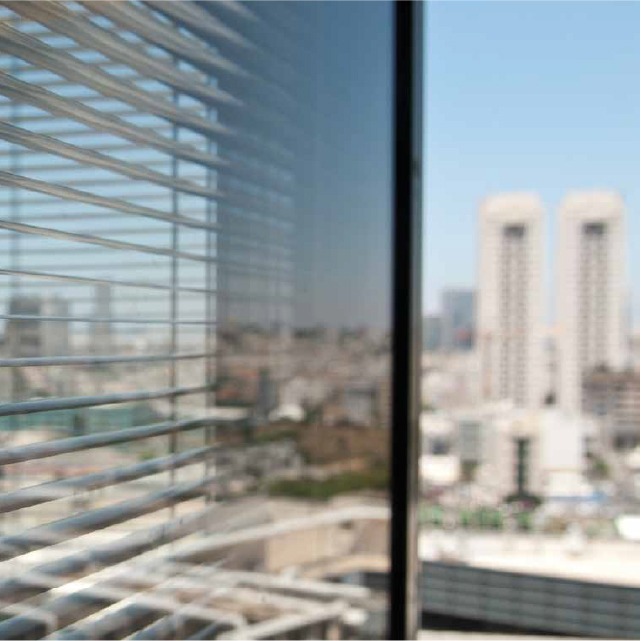 Primer plano de una persiana veneciana integrada