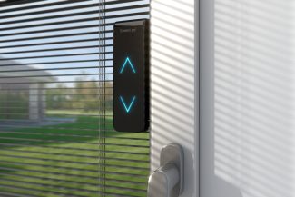 Detalle del controlador del sistema de persianas motorizado de una ventana