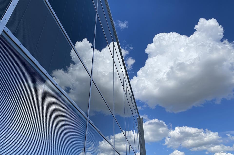 Vista lateral de una fachada de edificio, toda de cristal