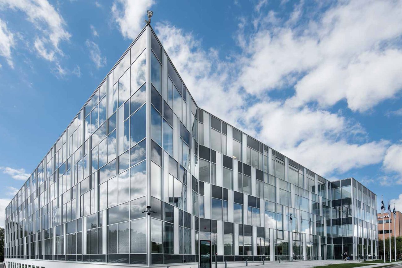 Vista de gran edificio de cristal con persianas integradas en las ventanas