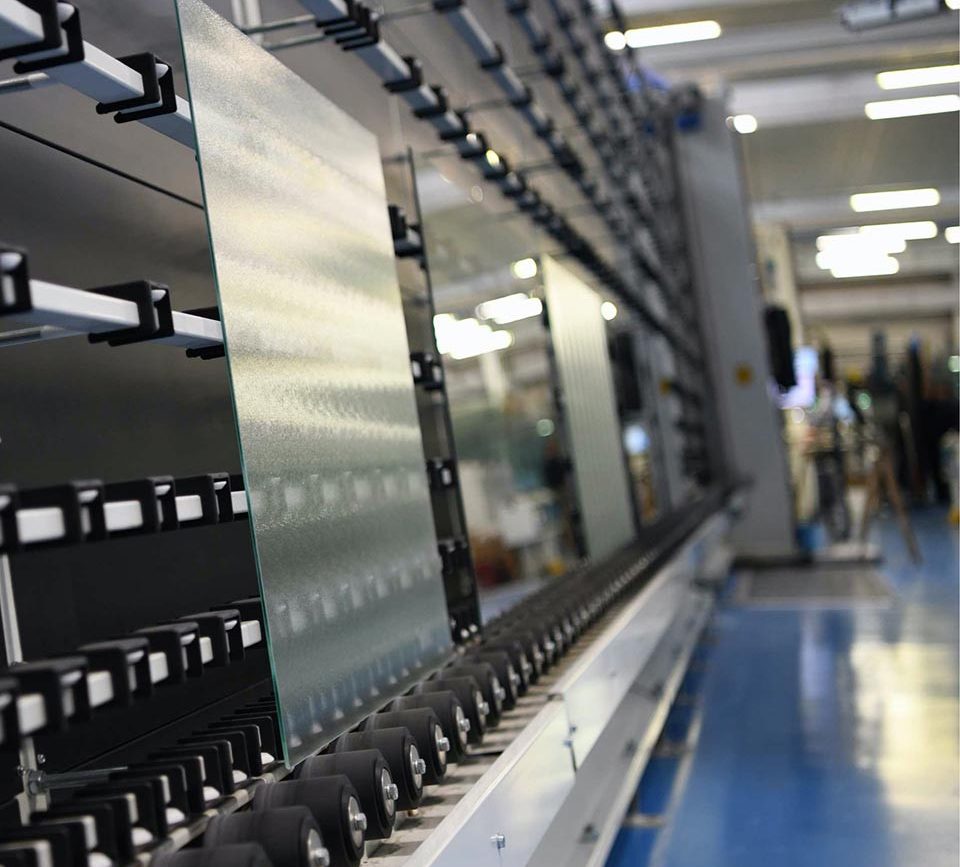 Primer plano de máquina de fábrica con cristales