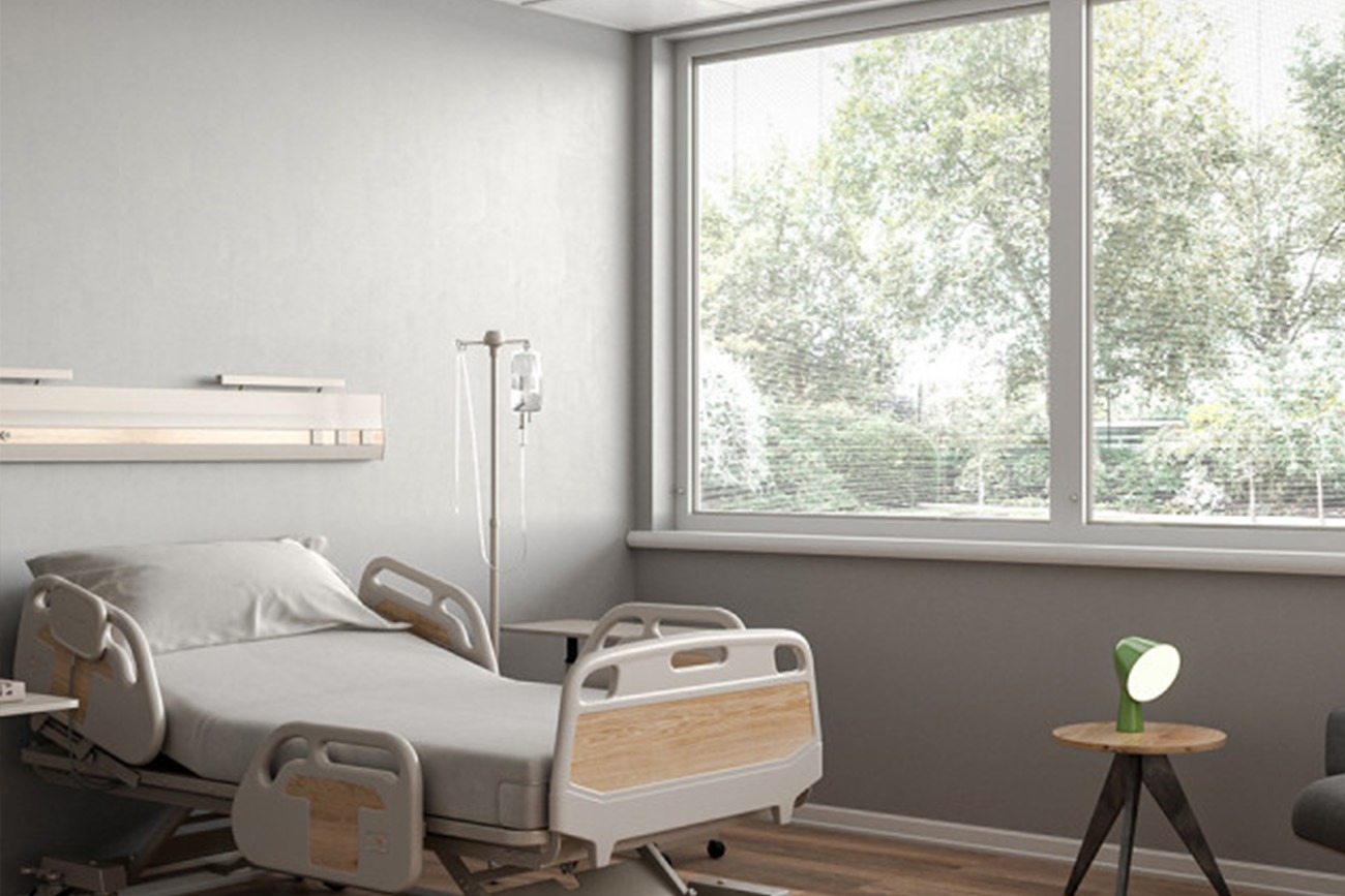 habitacion hospital con persianas integradas en cristal