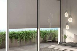 Ventanal de un dormitorio con persianas integradas en el cristal