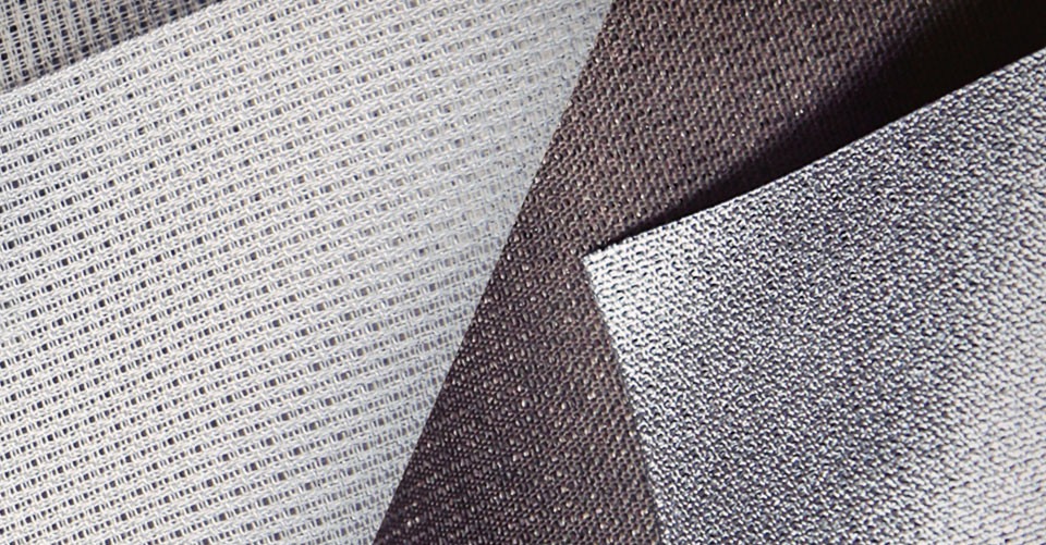 Muestras de telas usadas en persianas integradas en cristal