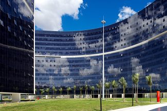 Vista de una gran edificio semicircular con cientos de ventanas. Sede de Pellini en Italia